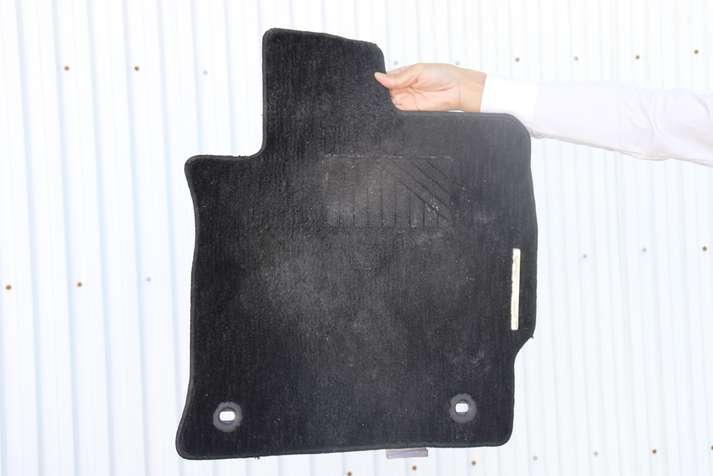 汚れた自動車マット