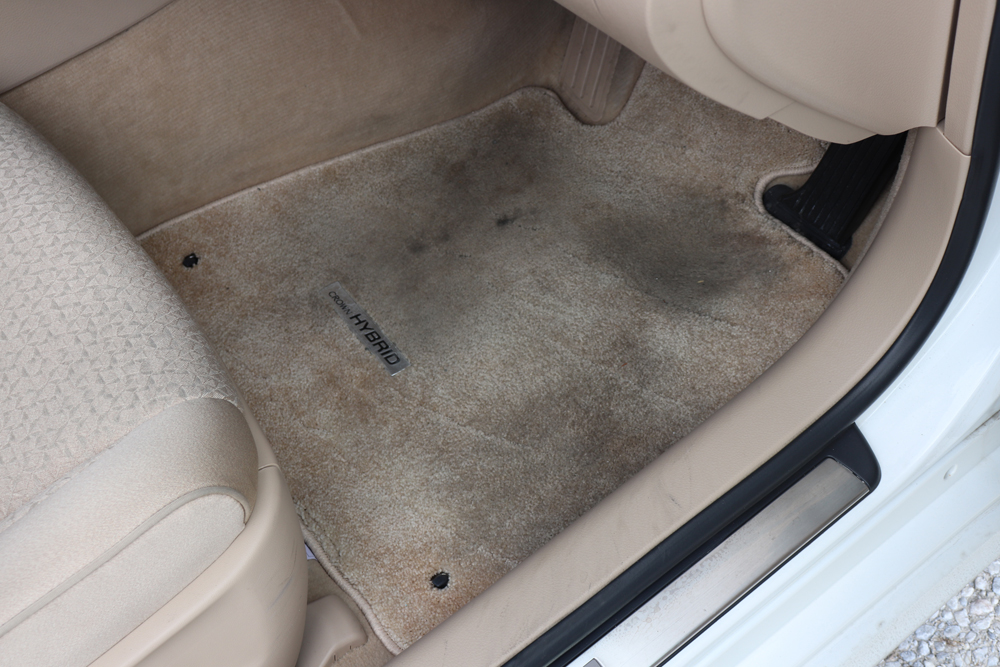 汚れた自動車マット