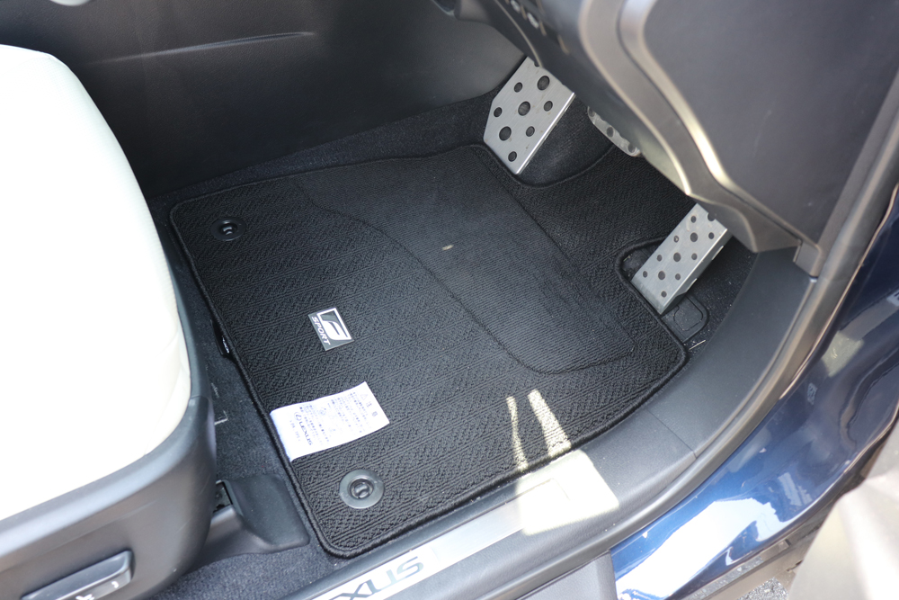 汚れた自動車マット