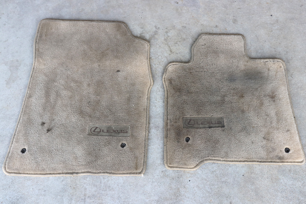 汚れた自動車マット