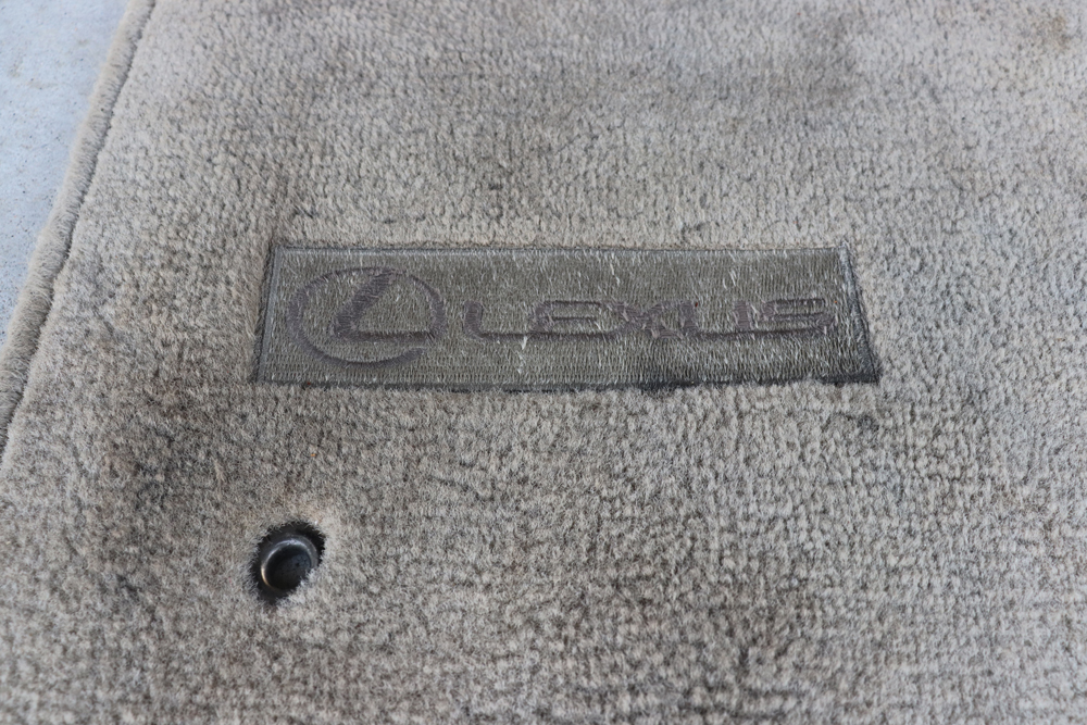 汚れた自動車マット