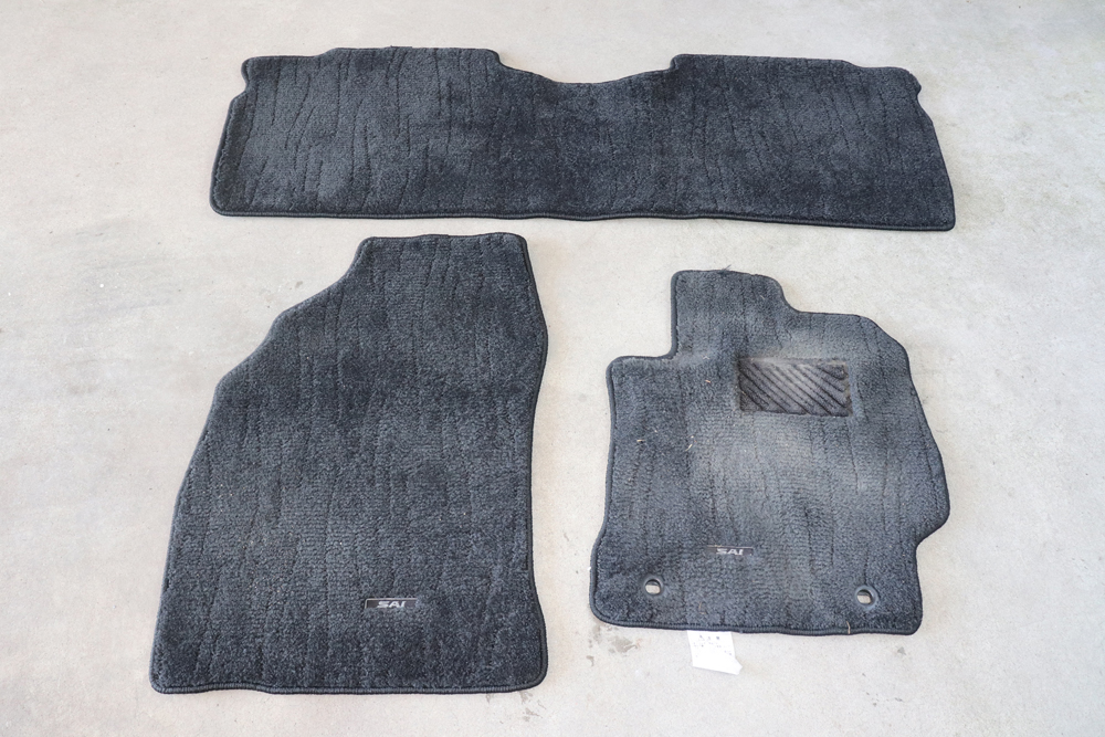 汚れた自動車マット