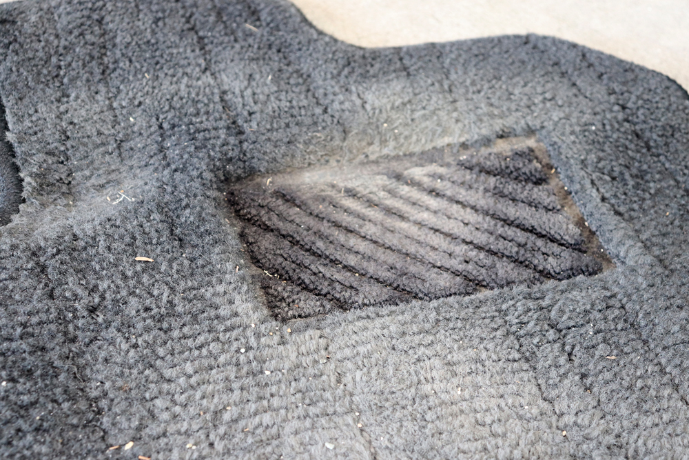 汚れた自動車マット