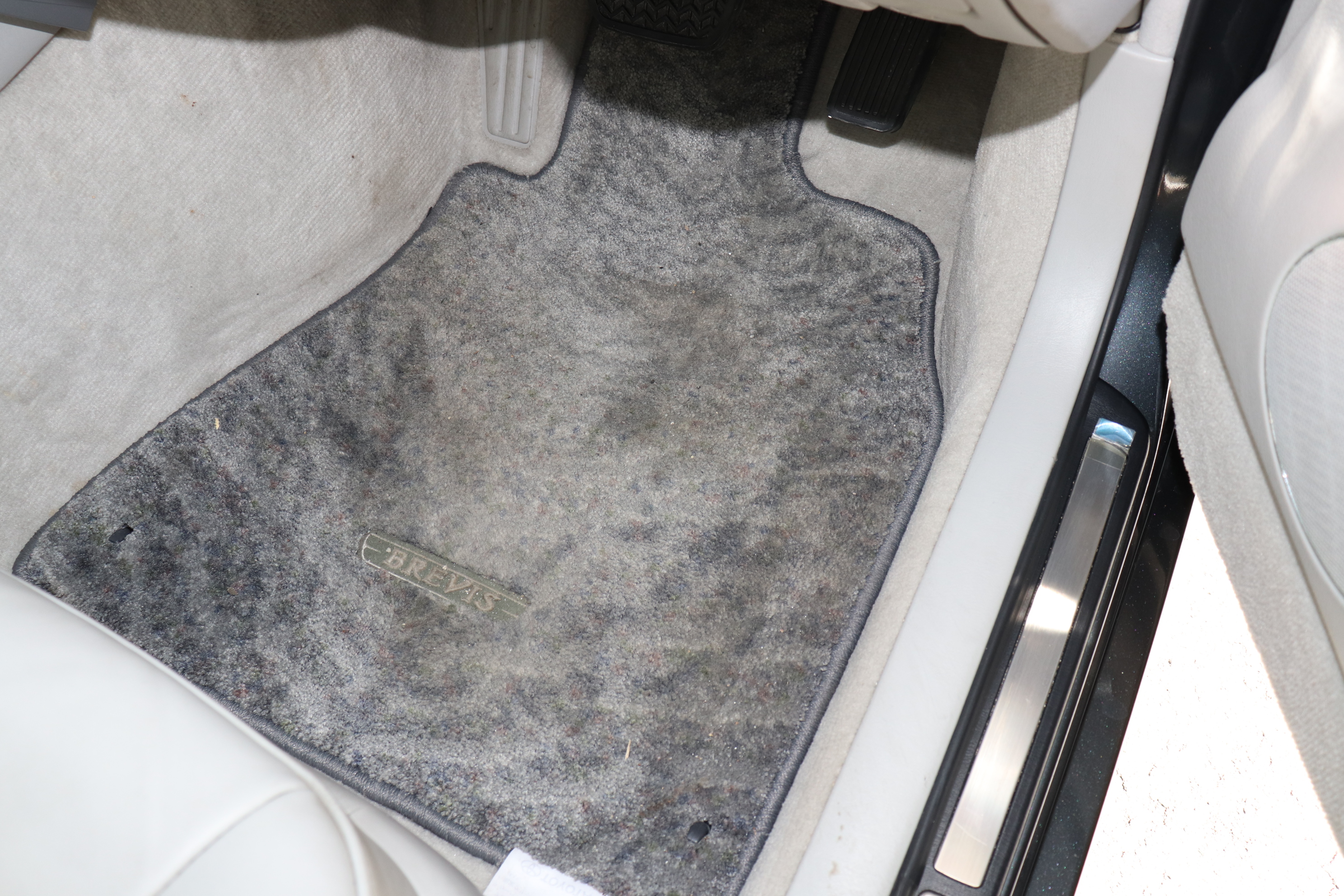 汚れた自動車マット