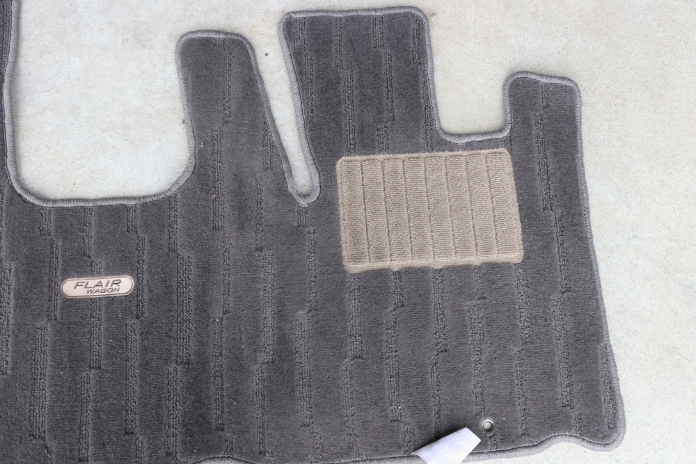 汚れた自動車マット