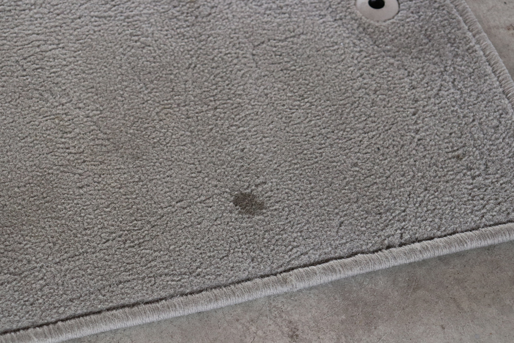 汚れた自動車マット