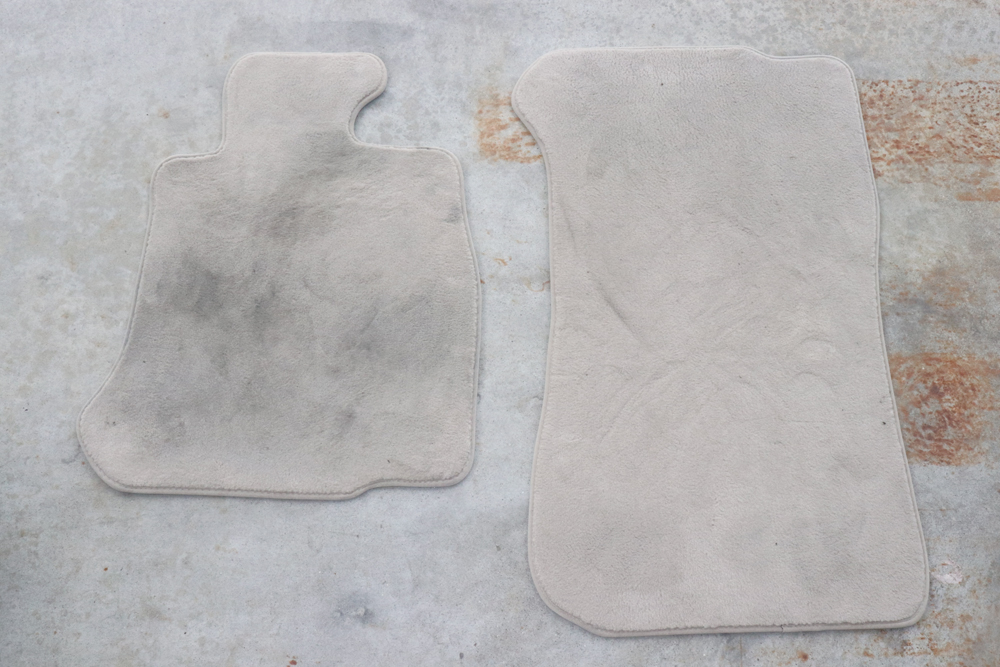 汚れた自動車マット