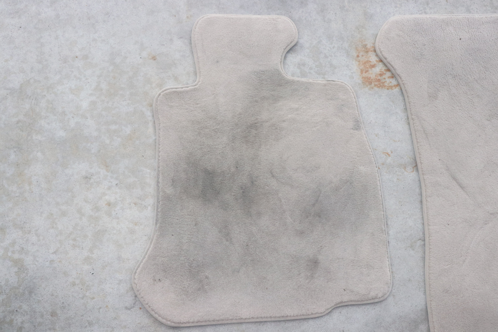 汚れた自動車マット