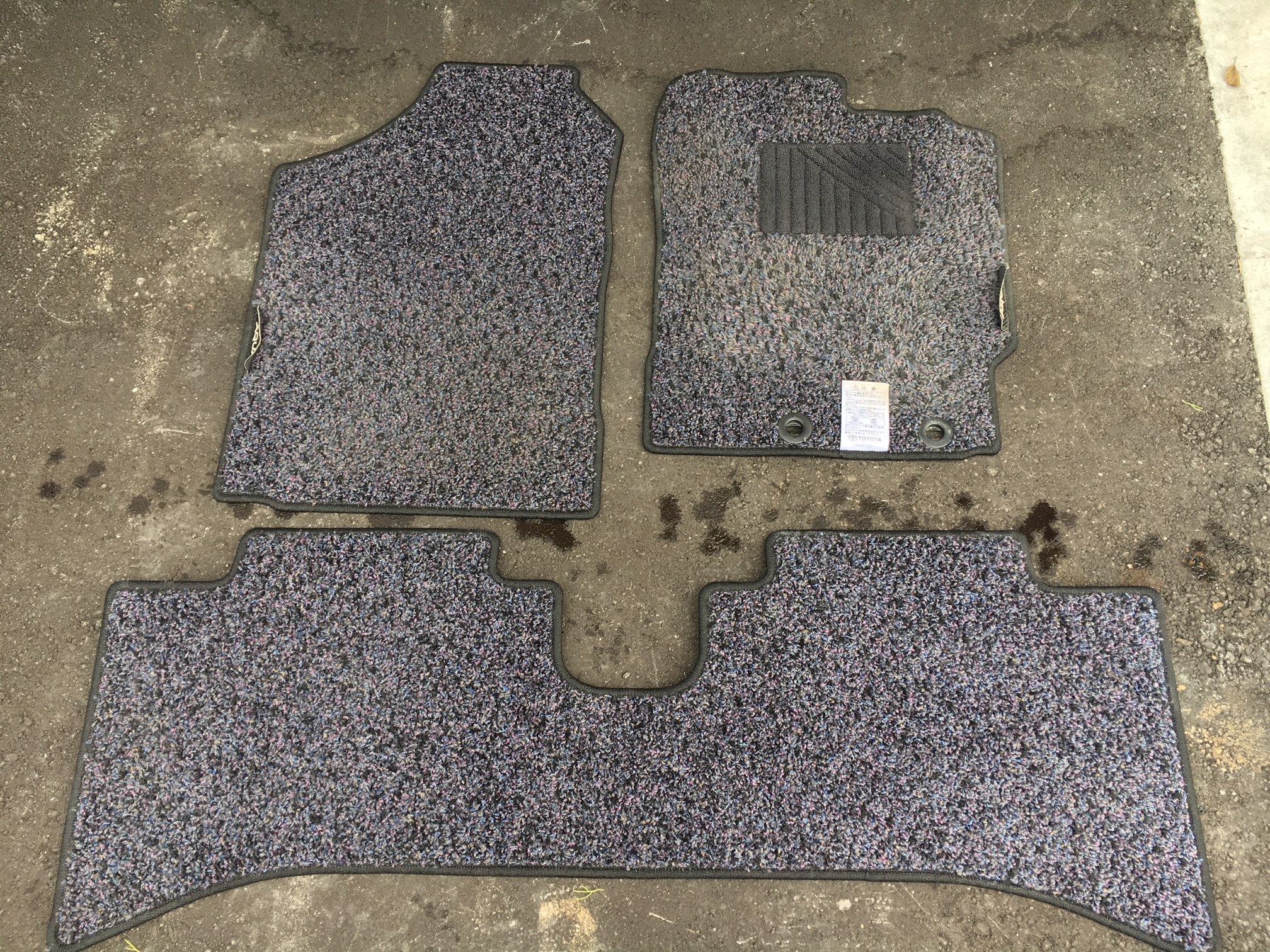 汚れた自動車マット