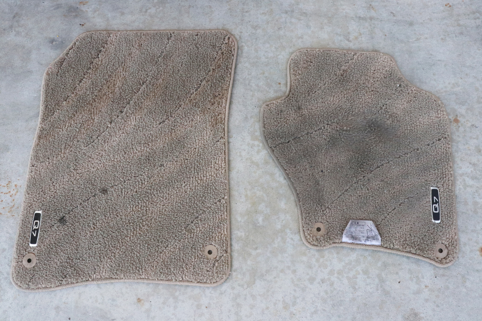 汚れた自動車マット