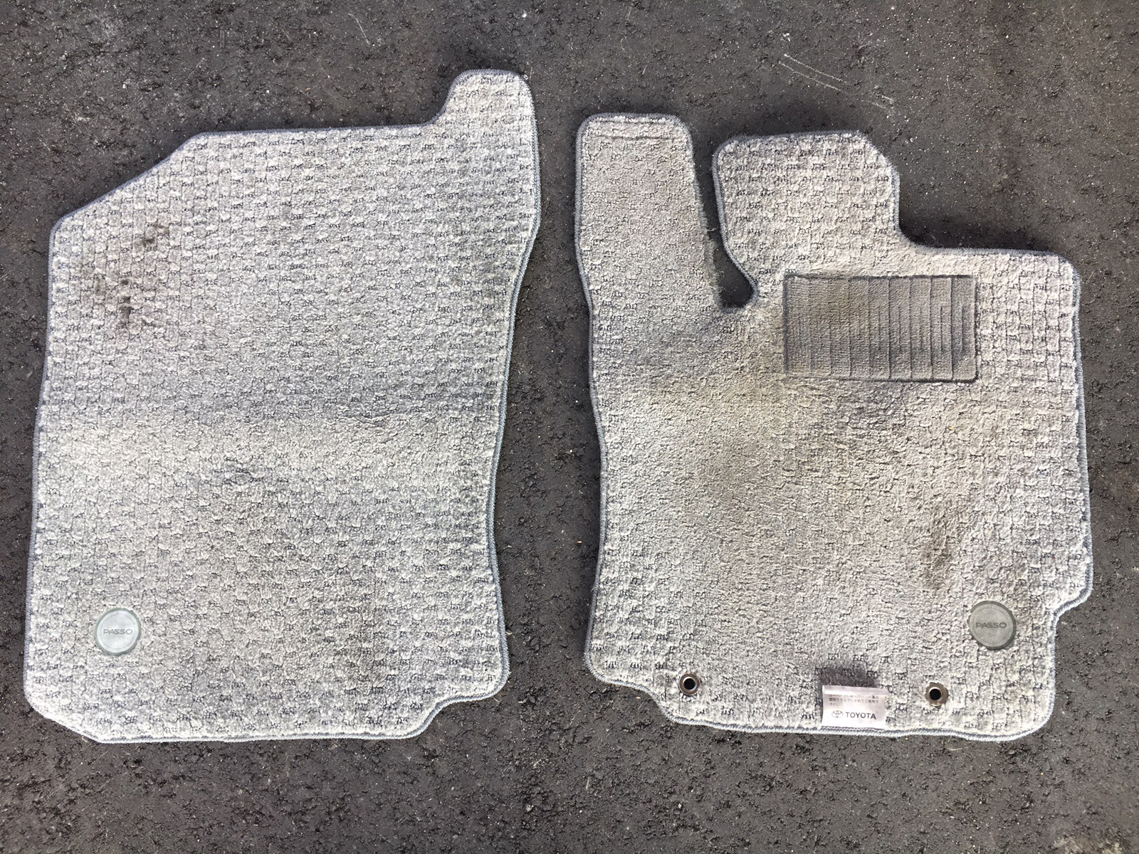 汚れた自動車マット