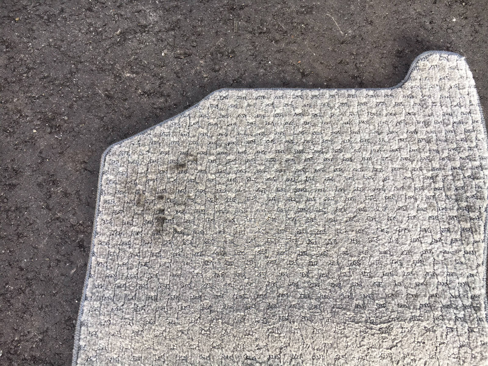 汚れた自動車マット