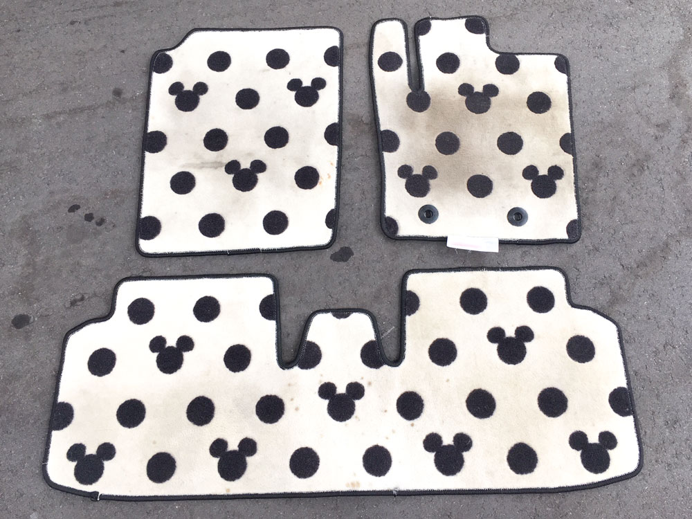 汚れた自動車マット